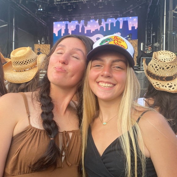 Meet your Posher, Brooke - Picture 2 of 6